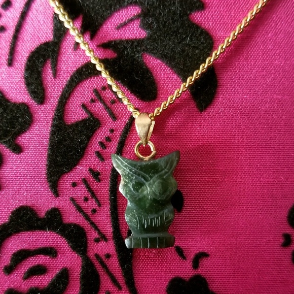 Vintage Jewelry - Vintage green carved owl necklace gold tone jade?
